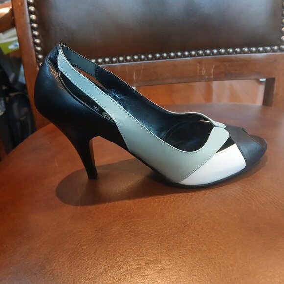 Lovely leather pumps . New and unworn. - Picture 2 of 6